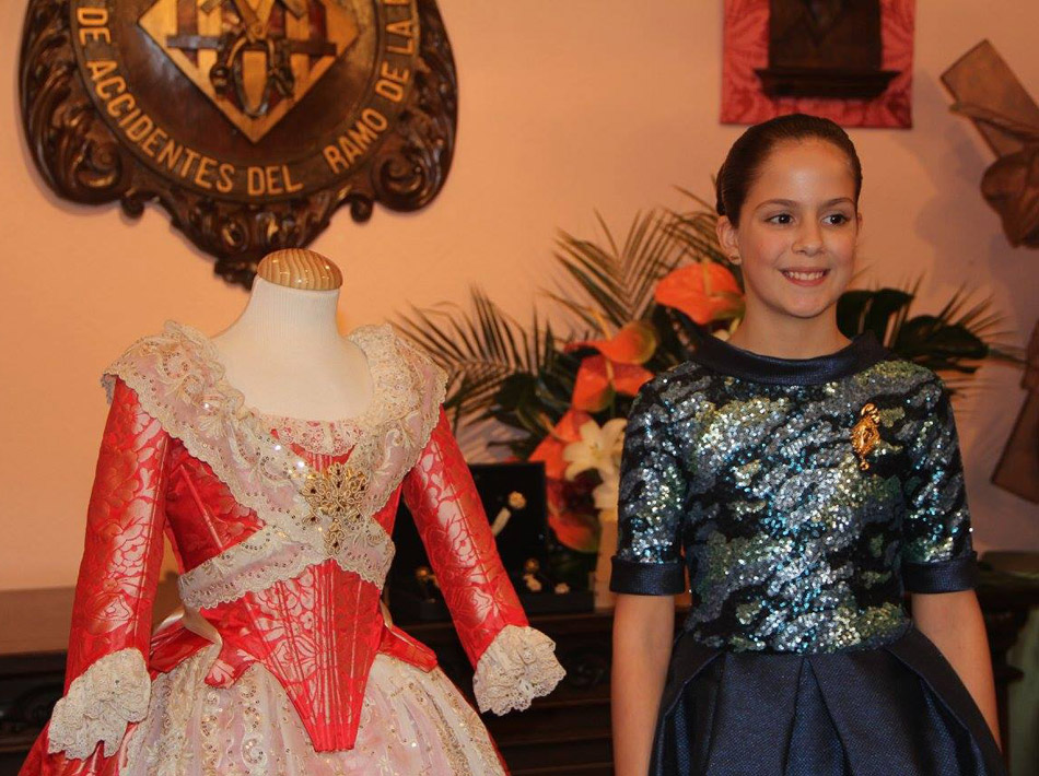Clara Parejo recibe traje del Gremio Artesano de Sastres y Modistas
